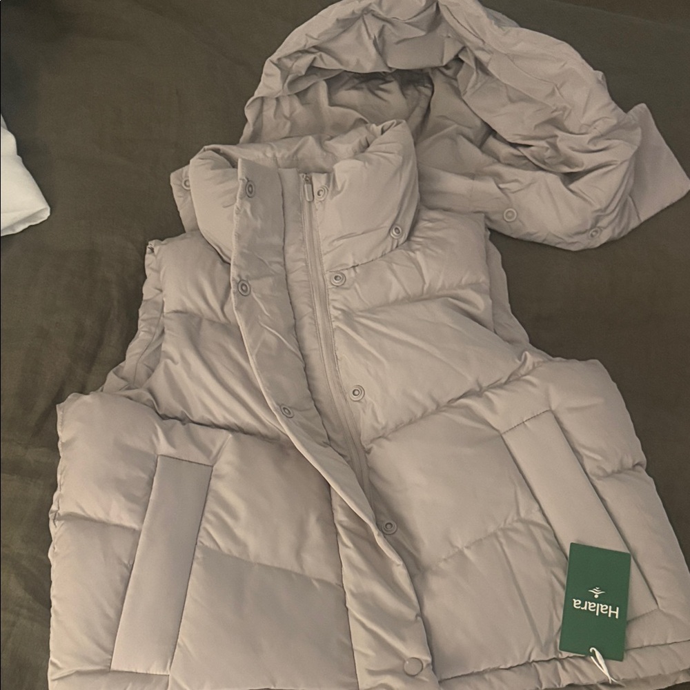 HALARA Women's Quilted Vest in Soft Beige
